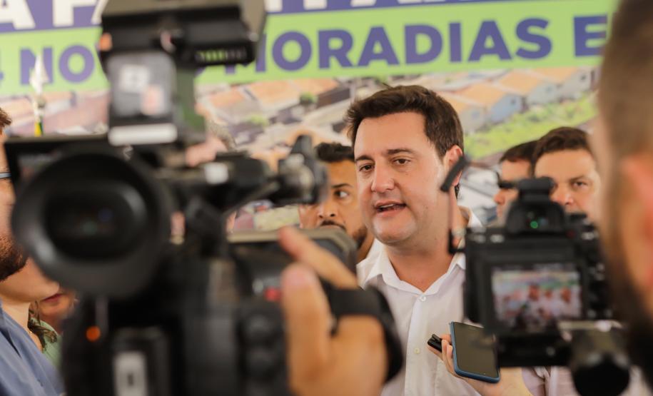 Governador entrega 44 casas e anuncia construção de condomínio do idoso em Ibiporã