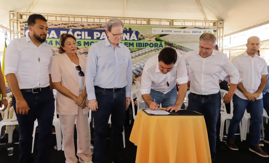 Governador entrega 44 casas e anuncia construção de condomínio do idoso em Ibiporã
