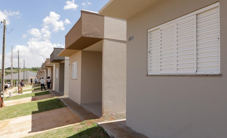 Governador entrega 44 casas e anuncia construção de condomínio do idoso em Ibiporã