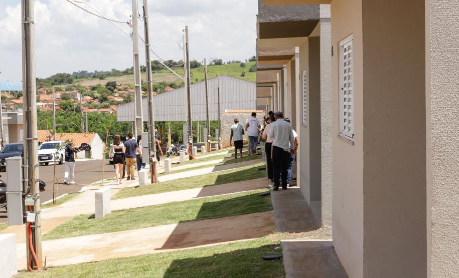 Governador entrega 44 casas e anuncia construção de condomínio do idoso em Ibiporã