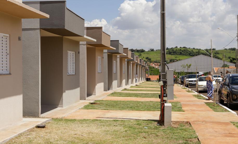 Governador entrega 44 casas e anuncia construção de condomínio do idoso em Ibiporã