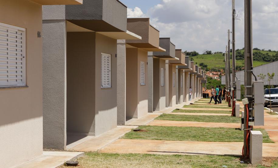 Governador entrega 44 casas e anuncia construção de condomínio do idoso em Ibiporã