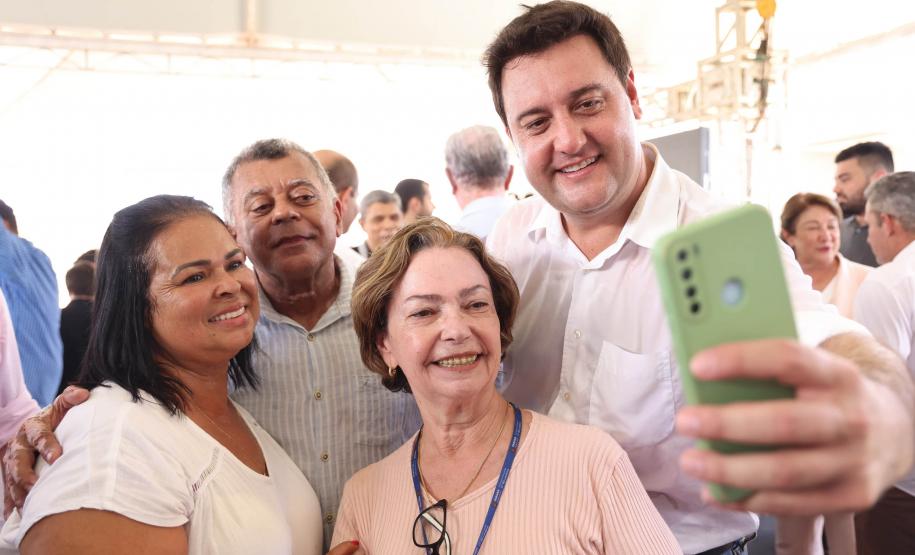 Governador entrega 44 casas e anuncia construção de condomínio do idoso em Ibiporã