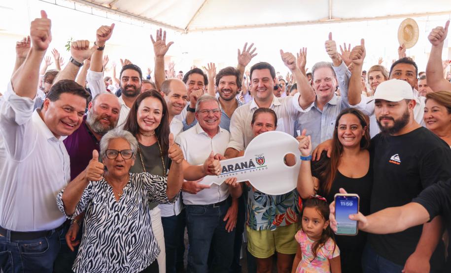 Governador entrega 44 casas e anuncia construção de condomínio do idoso em Ibiporã