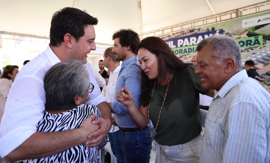 Governador entrega 44 casas e anuncia construção de condomínio do idoso em Ibiporã