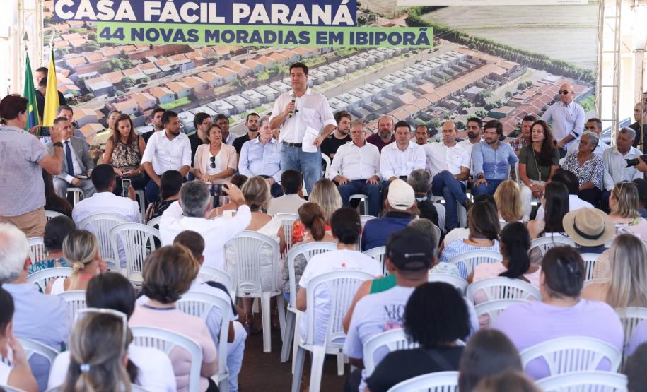 Governador entrega 44 casas e anuncia construção de condomínio do idoso em Ibiporã