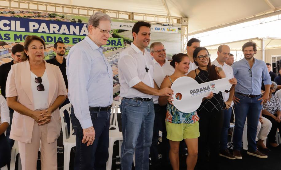 Governador entrega 44 casas e anuncia construção de condomínio do idoso em Ibiporã