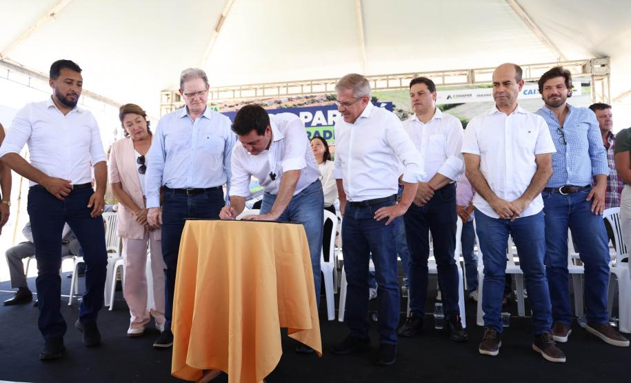 Governador entrega 44 casas e anuncia construção de condomínio do idoso em Ibiporã