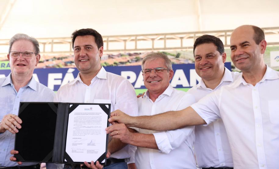 Governador entrega 44 casas e anuncia construção de condomínio do idoso em Ibiporã