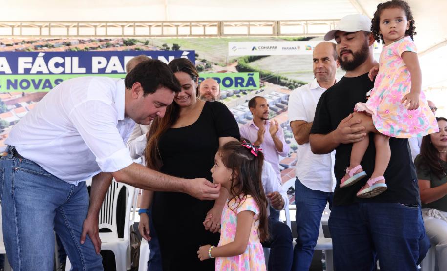 Governador entrega 44 casas e anuncia construção de condomínio do idoso em Ibiporã