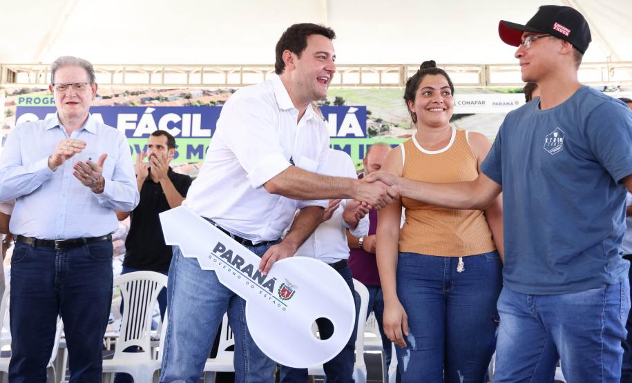 Governador entrega 44 casas e anuncia construção de condomínio do idoso em Ibiporã
