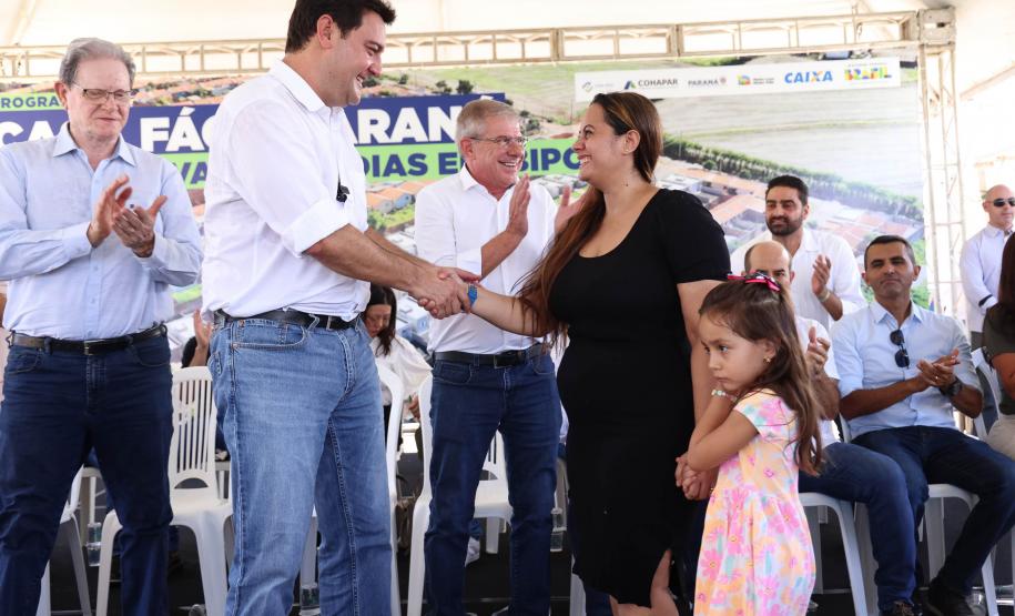 Governador entrega 44 casas e anuncia construção de condomínio do idoso em Ibiporã