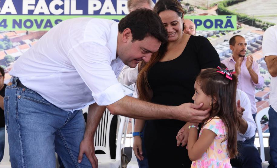 Governador entrega 44 casas e anuncia construção de condomínio do idoso em Ibiporã
