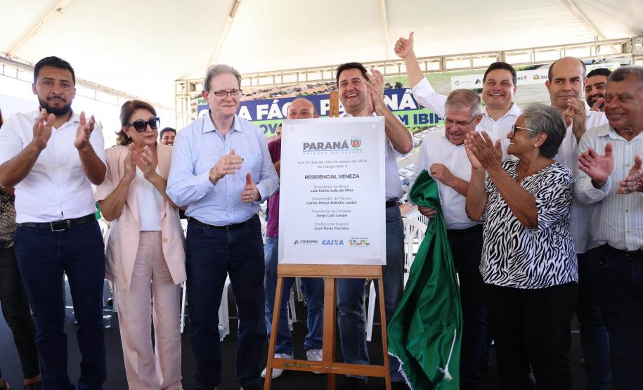 Governador entrega 44 casas e anuncia construção de condomínio do idoso em Ibiporã