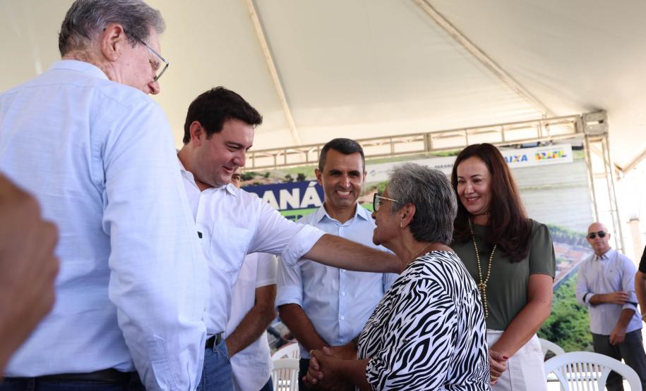 Governador entrega 44 casas e anuncia construção de condomínio do idoso em Ibiporã