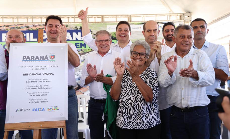 Governador entrega 44 casas e anuncia construção de condomínio do idoso em Ibiporã