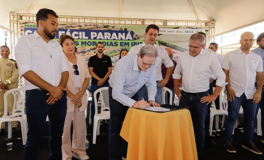 Governador entrega 44 casas e anuncia construção de condomínio do idoso em Ibiporã