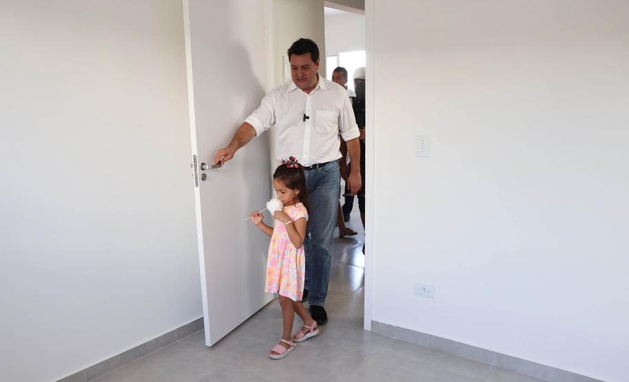 Governador entrega 44 casas e anuncia construção de condomínio do idoso em Ibiporã