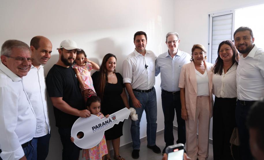 Governador entrega 44 casas e anuncia construção de condomínio do idoso em Ibiporã