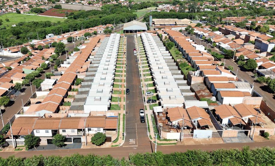 Governador entrega 44 casas e anuncia construção de condomínio do idoso em Ibiporã