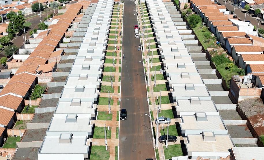 Governador entrega 44 casas e anuncia construção de condomínio do idoso em Ibiporã
