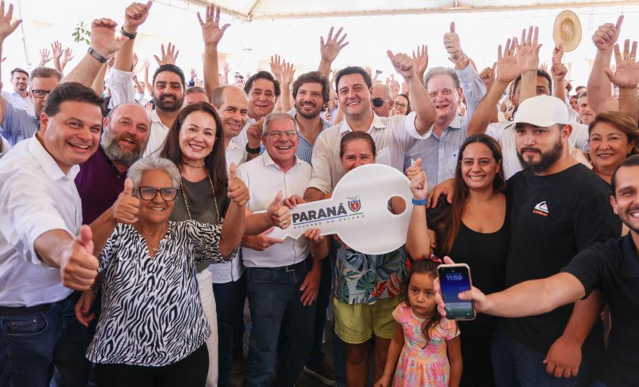 Governador entrega 44 casas e anuncia construção de condomínio do idoso em Ibiporã