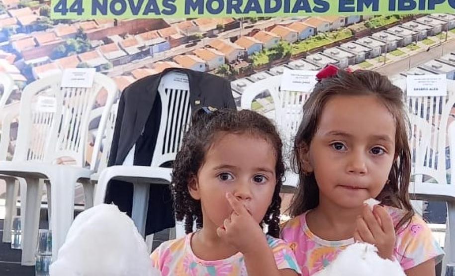 Governador entrega 44 casas e anuncia construção de condomínio do idoso em Ibiporã