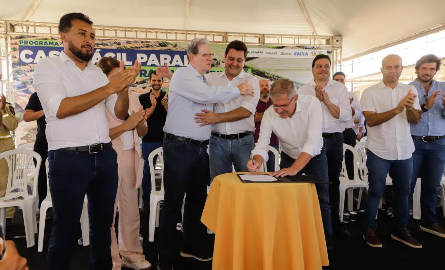Governador entrega 44 casas e anuncia construção de condomínio do idoso em Ibiporã
