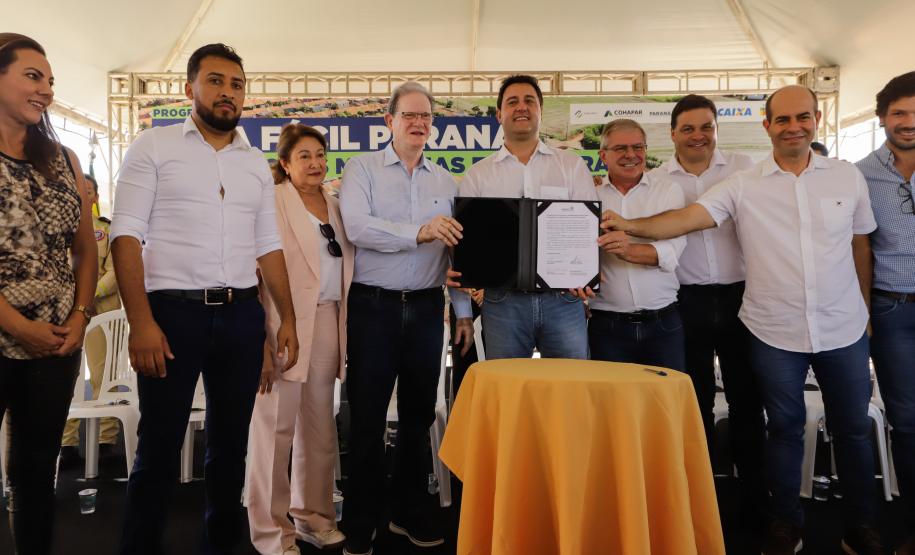 Governador entrega 44 casas e anuncia construção de condomínio do idoso em Ibiporã