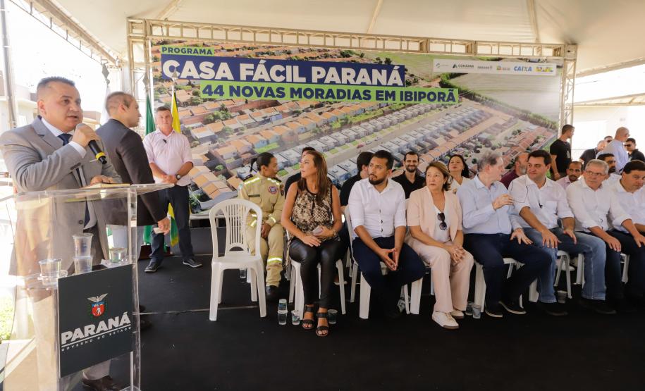 Governador entrega 44 casas e anuncia construção de condomínio do idoso em Ibiporã
