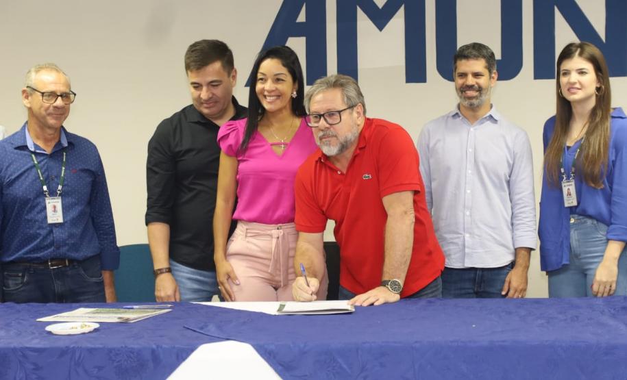 Cohapar e Casa Civil realizam eventos de adesão ao Programa Escritura na Mão junto à AMP