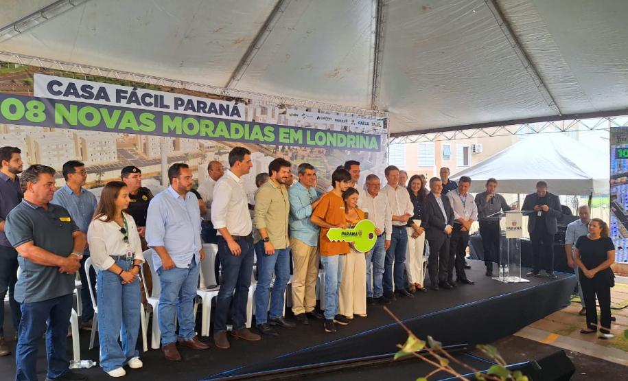 Casa Fácil: governador inaugura residencial com 144 apartamentos em Londrina