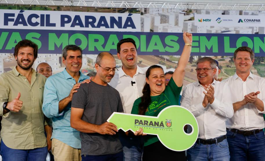 Casa Fácil: governador inaugura residencial com 144 apartamentos em Londrina
