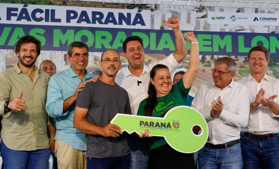 Casa Fácil: governador inaugura residencial com 144 apartamentos em Londrina