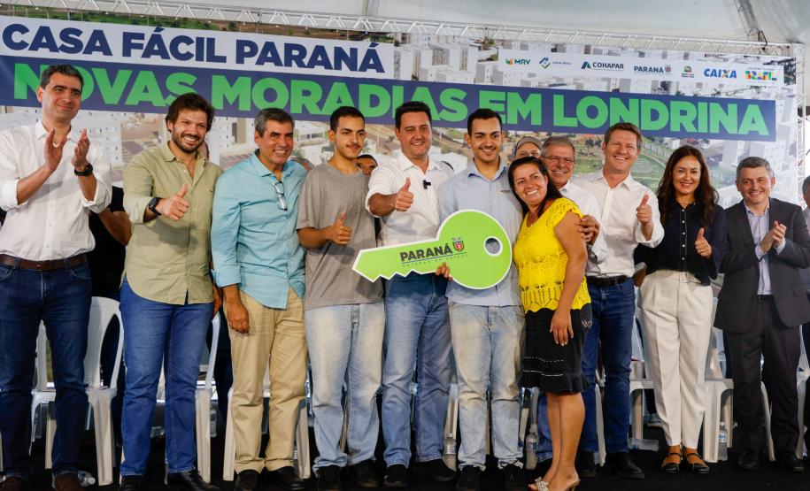 Casa Fácil: governador inaugura residencial com 144 apartamentos em Londrina