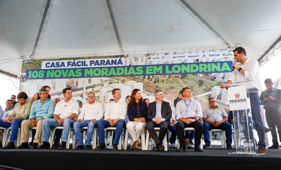 Casa Fácil: governador inaugura residencial com 144 apartamentos em Londrina