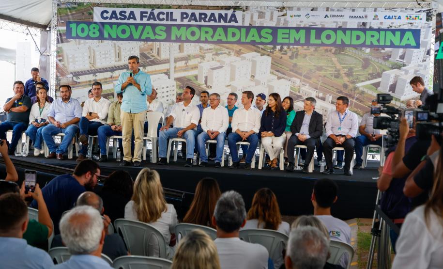 Casa Fácil: governador inaugura residencial com 144 apartamentos em Londrina