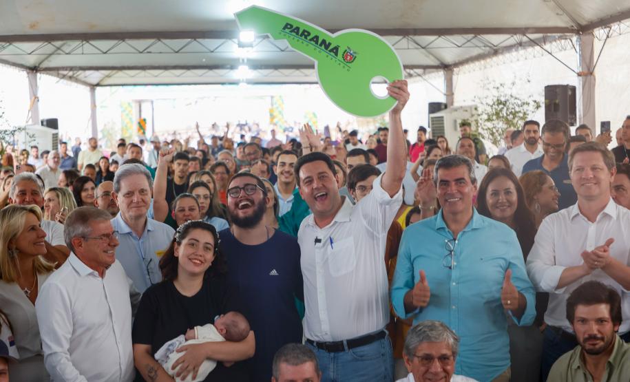 Casa Fácil: governador inaugura residencial com 144 apartamentos em Londrina