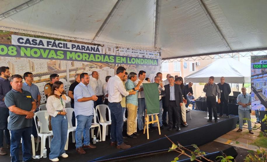 Casa Fácil: governador inaugura residencial com 144 apartamentos em Londrina