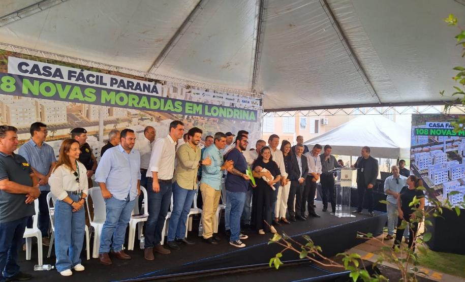 Casa Fácil: governador inaugura residencial com 144 apartamentos em Londrina