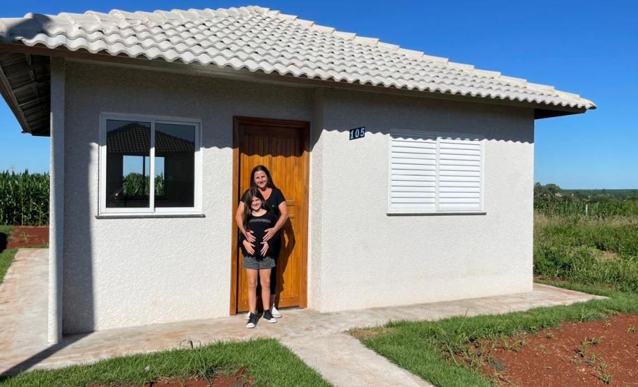 Por meio do Programa Casa Fácil, Cohapar entrega 30 casas e 45 escrituras públicas para famílias de Primeiro de Maio