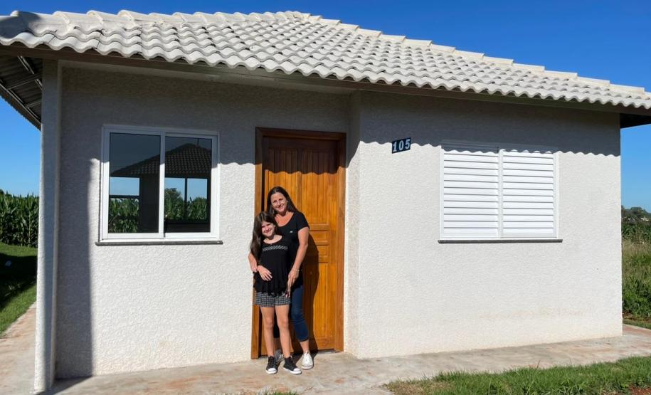 Por meio do Programa Casa Fácil, Cohapar entrega 30 casas e 45 escrituras públicas para famílias de Primeiro de Maio