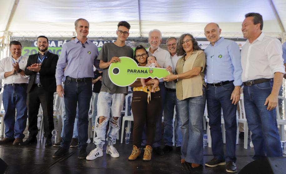 Com apoio do Estado, 200 moradores de Maringá ganham as chaves da casa própria