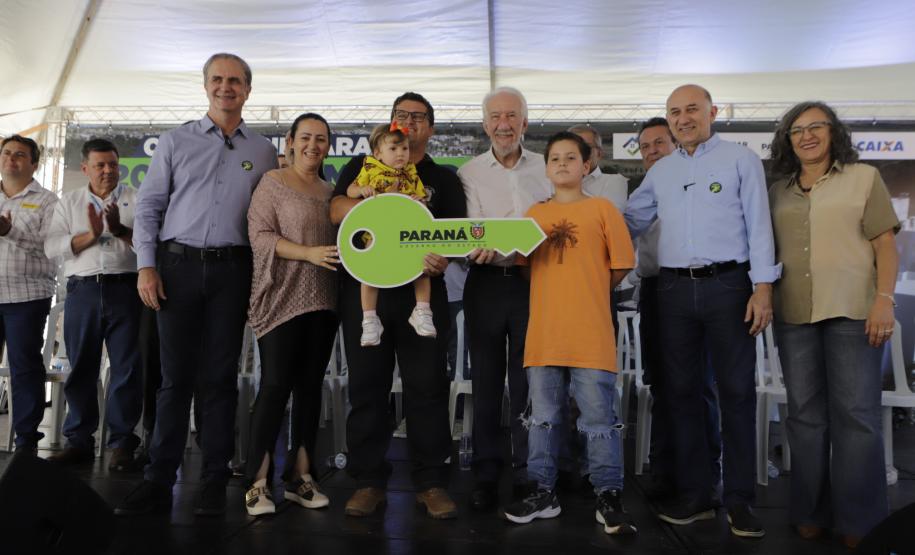 Com apoio do Estado, 200 moradores de Maringá ganham as chaves da casa própria