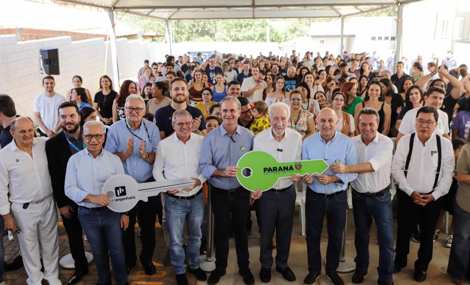 Com apoio do Estado, 200 moradores de Maringá ganham as chaves da casa própria
