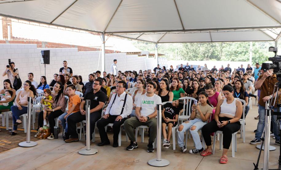 Com apoio do Estado, 200 moradores de Maringá ganham as chaves da casa própria