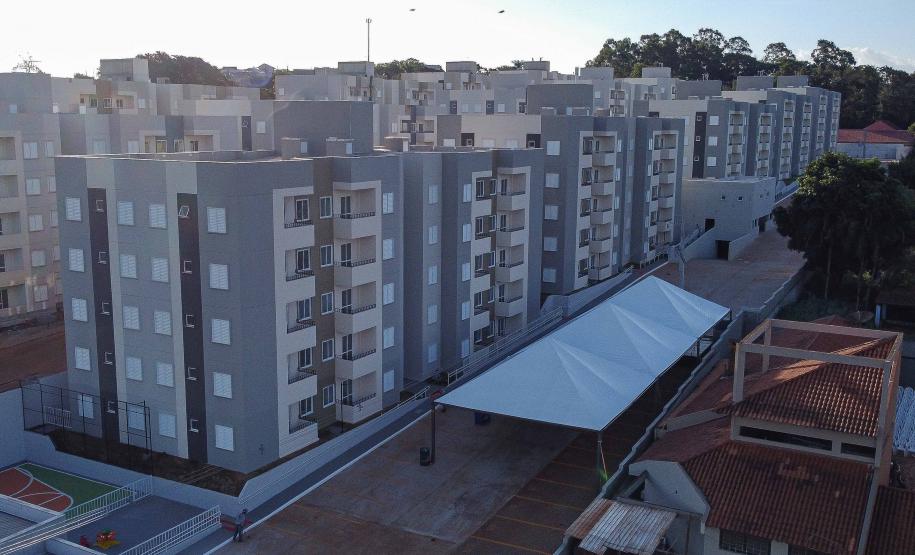 Com apoio do Estado, 200 moradores de Maringá ganham as chaves da casa própria