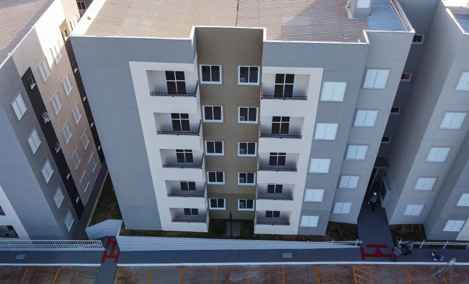 Com apoio do Estado, 200 moradores de Maringá ganham as chaves da casa própria