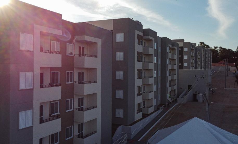 Com apoio do Estado, 200 moradores de Maringá ganham as chaves da casa própria