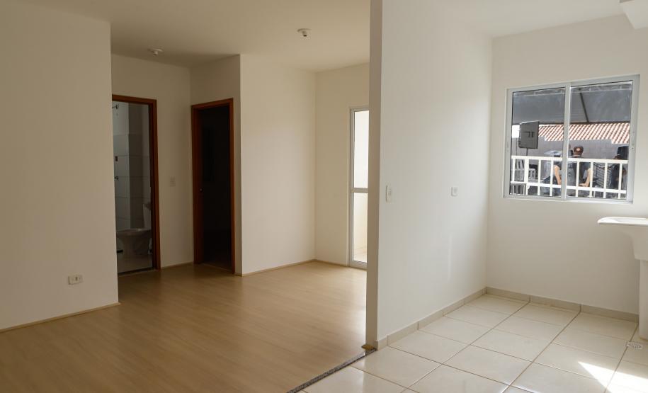 Com apoio do Estado, 200 moradores de Maringá ganham as chaves da casa própria